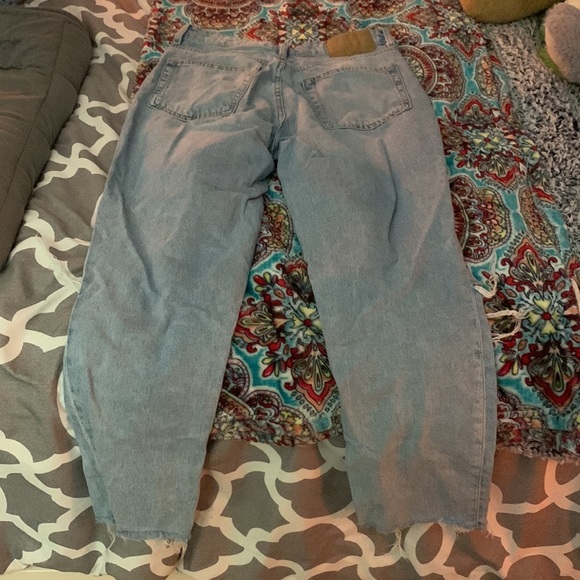 H&M Distressed High Rise Mom Jean - Picture 4 of 4